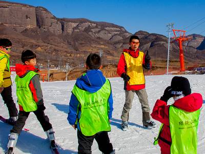 青少年滑雪冬令营