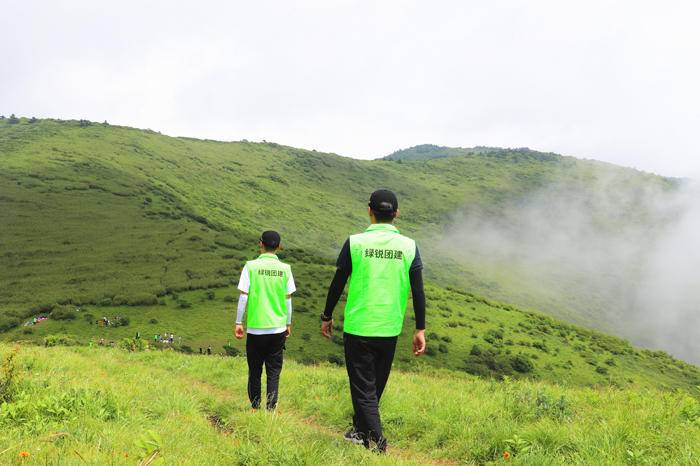 高山草甸户外休闲团建