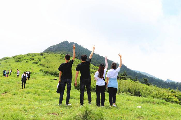 高山草甸户外休闲团建