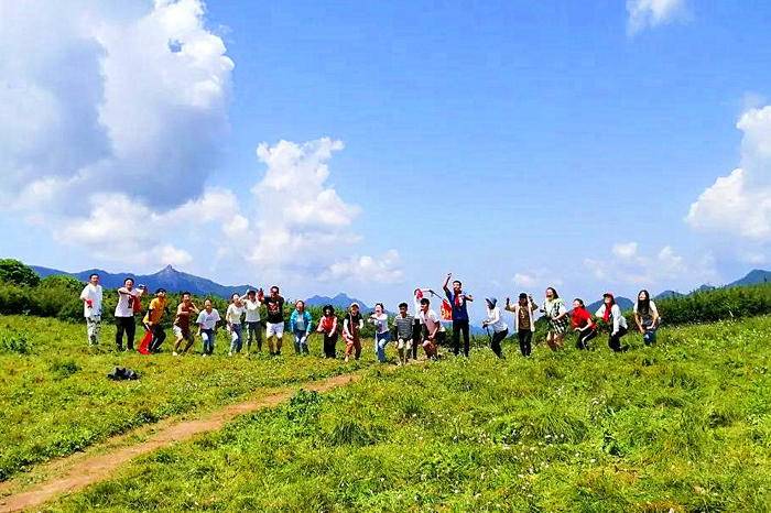 高山草甸户外休闲团建